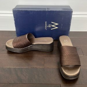 Bronze banded mesh casual sandal w/ 2.25” platform heel sz 8